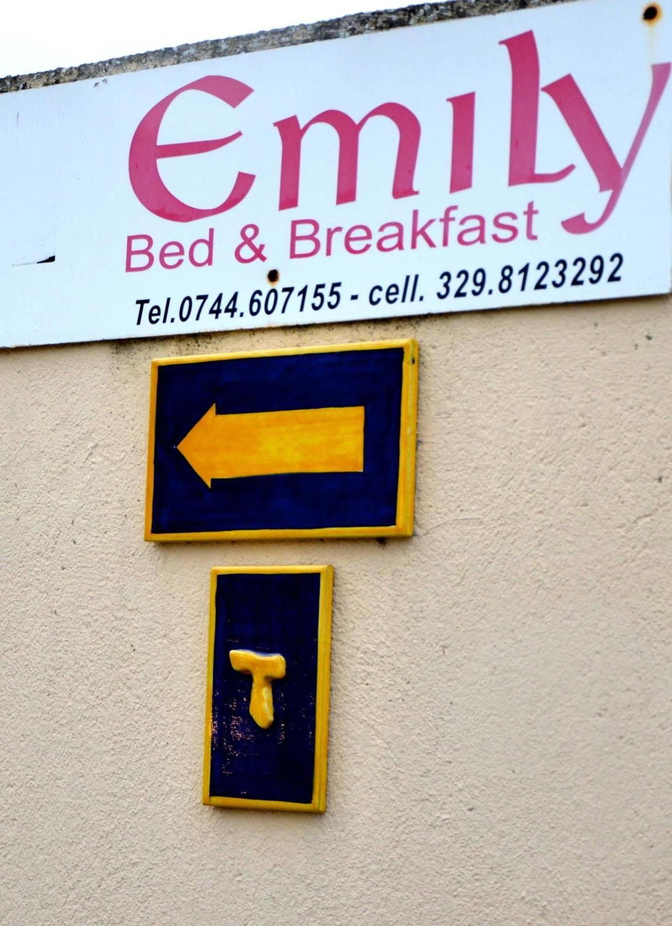 Emily Stroncone Bagian luar foto
